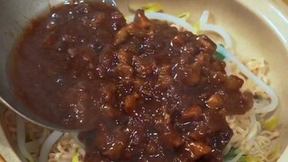 Makan mie instan, pulang ke rumah untuk merayakan Tahun Baru.