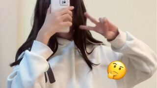 ใต้เสื้อสเวตเตอร์เด็กผู้ชายมีอะไรอยู่?