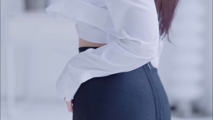 YeonHwa’s office-style sheath dress outfit