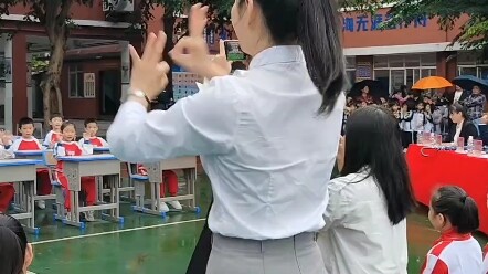 Tukang kebun yang pekerja keras bekerja keras sepanjang waktu