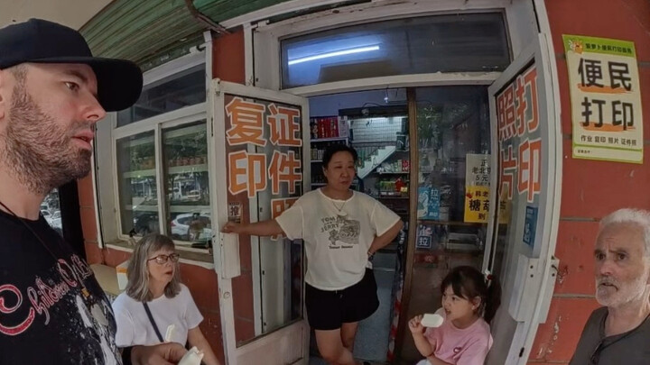 เจ้าของร้านเล็กๆ ชาวจีนทำให้คุณพ่อคุณแม่ชาวอังกฤษถึงกับอึ้งไปเลย!