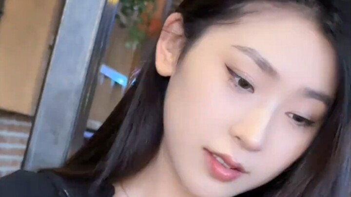 Nói với cô bạn gái rằng tôi đã có người yêu, phản ứng của cô ấy sẽ thế nào nhỉ
