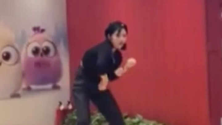 ชายแชร์วิดีโอเต้นรำของภรรยาเมื่อ 3 ปีที่แล้ว จากเซ็กซี่น่ารักกลายเป็น "แกว่งค้อนใหญ่"