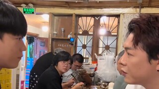 Baru saja sekelompok orang yang makan di meja hendak pergi, tiba-tiba mendengar seseorang membicarak
