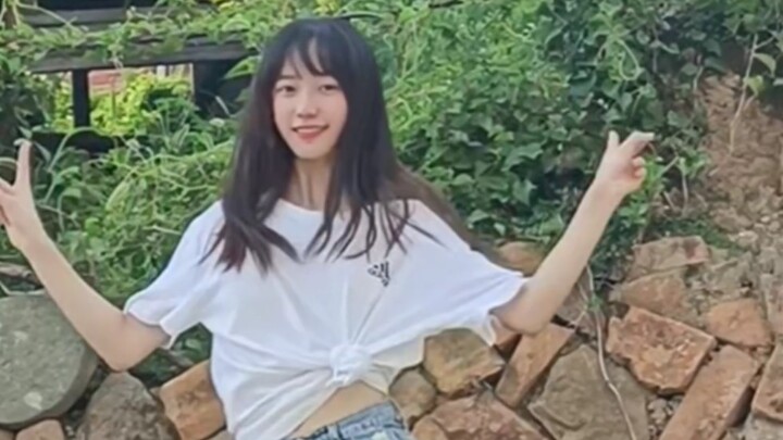 Dancing the Jingle Bells dance at the entrance of the village｜｜Happy Chinese Valentine's Day everyon