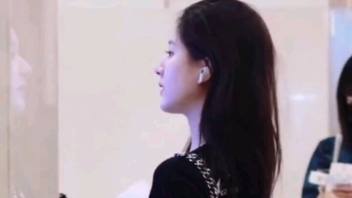 [Zhao Lusi] Tidaklah berlebihan untuk memuji sosok cantik adikku~ Bintang wanita ini benar-benar san