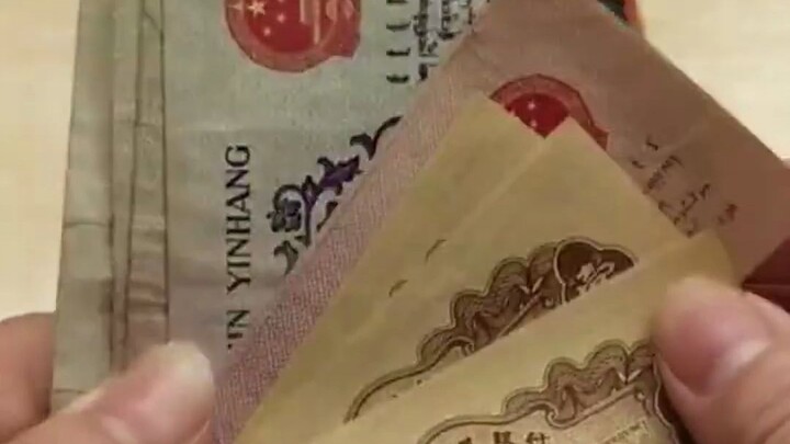 Cô gái vô tình tìm thấy chiếc ví hơn 30 năm trước, bên trong vẫn còn “một khoản tiền khổng lồ”.