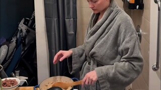 The young lady shared a photo of her small apartment in New York, which is so small that she can coo