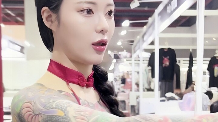 Em gái Hàn Quốc Kim Youngji tham quan hội trường xăm hình Long Môn, Quảng Châu (anh chàng áo đỏ nhìn