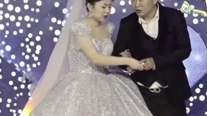 العريس وجد وقتًا ليتزوج في لحظة فراغ.