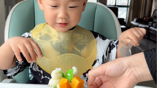 妈妈做的蛋糕和外面卖的有什么区别吗，我看他吃的欢乐的很，裱花袋已经升级到可以自己挤喂了