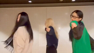 Điệu nhảy mới nhất của người giữ trẻ Zheng Yaxian