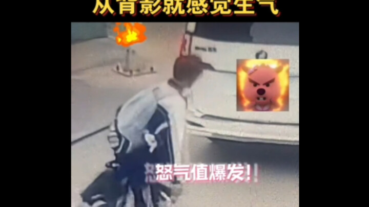 Anh chàng: ?? Mày bị điên à, bánh xe của tao mà mày làm thành thế này á?