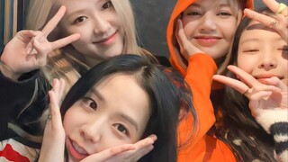 BLANKPINK 220125 All Members Together To Live Broadcast