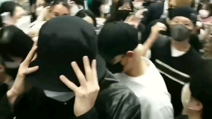 [All Wonwoo] He seems really unwell, but thankfully his little brother is there to protect him.