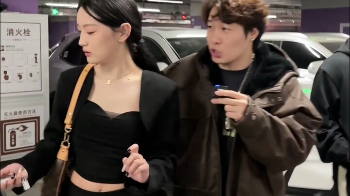 สาวเบนท์ลีย์ถูกบังคับให้เปิดเผย