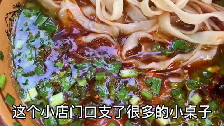 Mì chan nước sốt Huyện Hộ, mỗi người được hai bát: một bát nước dùng xanh mướt với topping, một bát 
