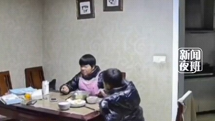 On December 7, in Guang’an, Sichuan, a grandmother mistook 1 a.m. for 6 a.m., prepared the meal, and
