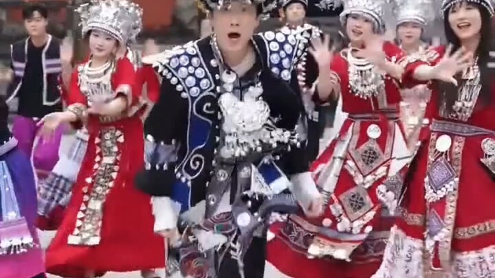 ได้ยินเพลงนี้แล้วคนแรกที่ผุดขึ้นมาในหัวของคุณคือใครกันนะ? (นี่เป็นคลิปรวมเลยนะ) ว่ากันว่าตอนนี้มีการ