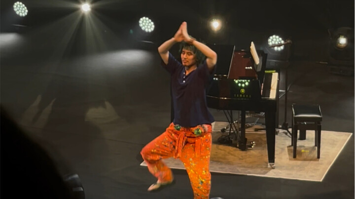 藤井风老师安排好学生大合唱以后开始舞蹈表演