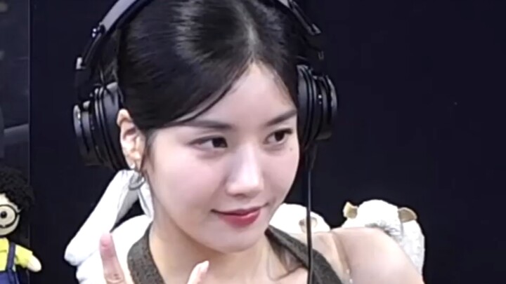 Áo len gile Kwon Eunbi