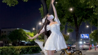 Some people love the flowers blooming in the wind, some people love the girls dancing under the stre