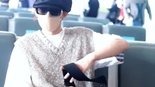 [Tan Jianci] มีการกล่าวกันว่านี่เป็นภาพอันล้ำค่าของ Tan Mi ขณะขึ้นเครื่องบินหลังจากอาการเมาค้าง