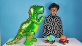 恐龙王和霸王龙给小泽带来了恐龙战甲玩具车，小泽玩得很开心