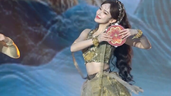 继如梦令玩伞之后此女子又玩起了鼓