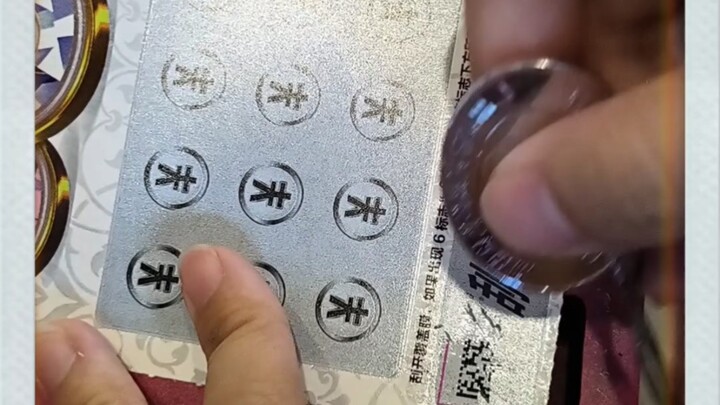 قال أحد المارة إنني ألعب نوعًا جديدًا جدًا من ألعاب الكشط.