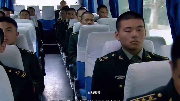 Di kantin, semangkuk tahu lembut baru saja dihidangkan di meja, dan Er Niu yang polos sudah tak saba