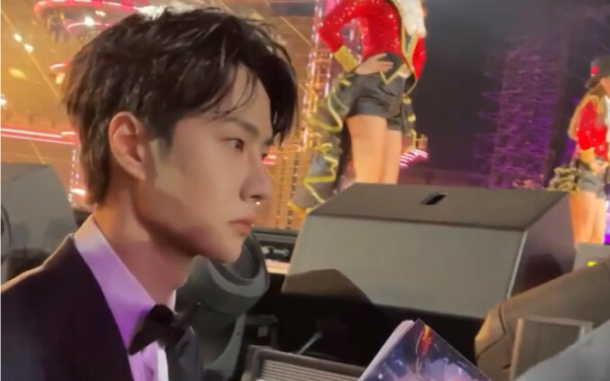 【Bo Jun Yi Xiao】Love at first sight——White Rabbit Battle and Suit Bo in the crowd