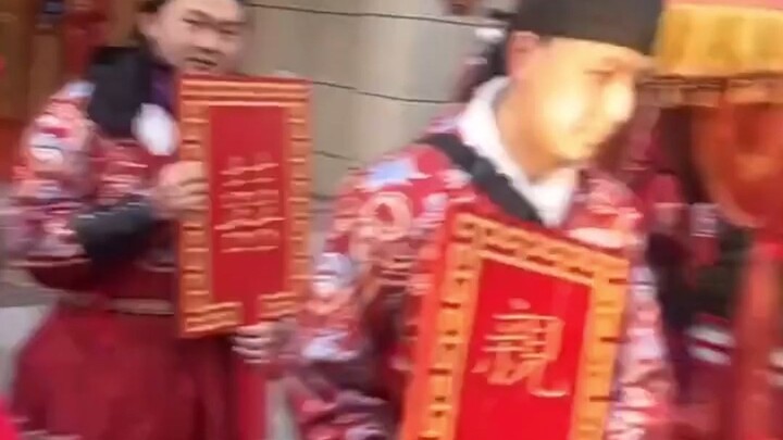 Đám cưới của cặp đôi mới khiến cả khu dân cư xôn xao; sáng sớm bước ra khỏi thang máy, cư dân còn ng