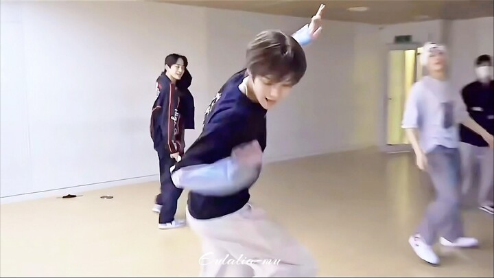 【เจย์เจย์】ฉันชอบท่าเต้นสบายๆ ต่างๆ ในยุค A ซึ่งดูเก๋มาก ^ ^