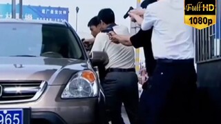 收费员认出这是逃犯要过收费站，他故意拖延时间等警察