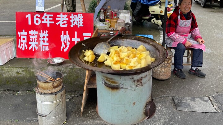 แผงลอยข้างทาง “ผัดมันฝรั่ง” จานละ 5 หยวน! นุ่มหนึบ ละลายในปาก โคตรอร่อย!!