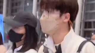 [Đàm Kiến Từ] Hắn ta thậm chí còn chớp mắt. Tâm trạng gì mà lại mang hành lý bỏ chạy thế?