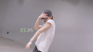 I have to say, Li Yongqin is seriously amazing at hiphop dancing!