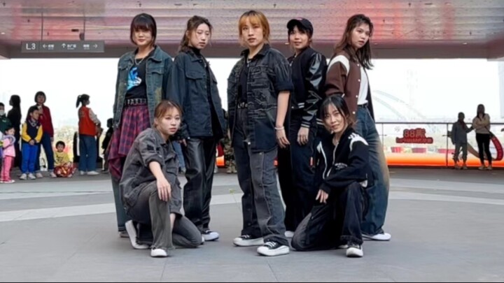Who can tell if it's Eun Jung or Young Master! | High-quality road show cover of "Sweet Venom" | Sup