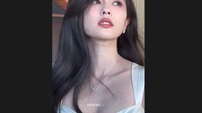 Bai Lu's photo shoot close-up video, sexy tube top dress