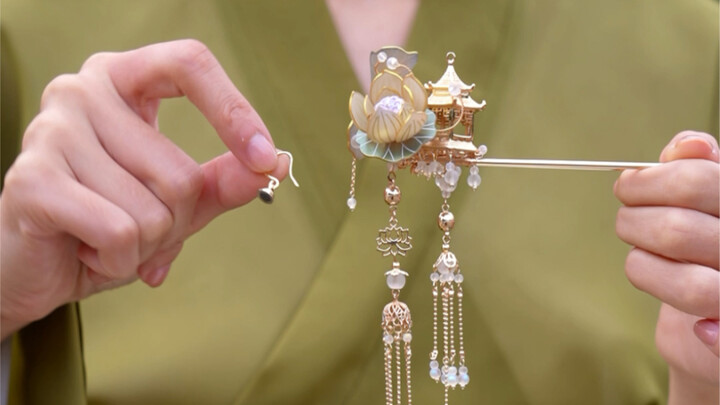 Sen trong đình «Tàng Vũ Huyên: Sen mùa hạ dưới mưa»