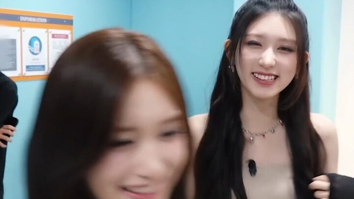 Bibi Qiuu yang meski memakai sepatu hak tinggi tetap saja tidak setinggi LIZ~