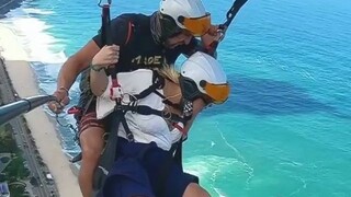 Du khách nôn mửa liên tục trên không trung, huấn luyện viên dù lượn không biết tránh đi đâu