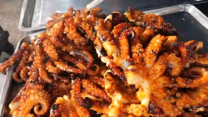 WOW!! Roadside grilled shrimp stall with a delicious dipping sauce.