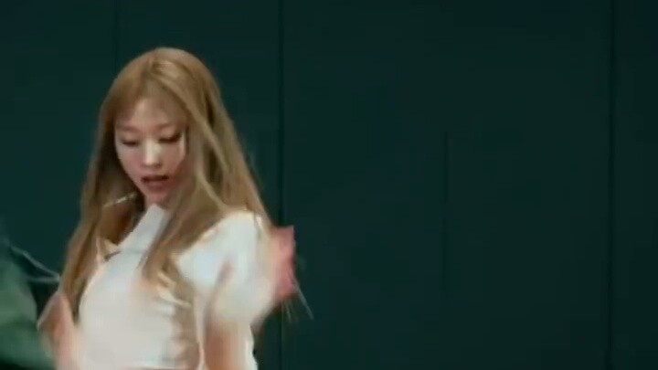 Who is the best dancer between Haerin and Hanni?