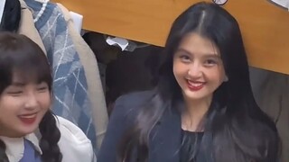 女生拍下俩室友化妆一幕，一个御姐 一个萌妹