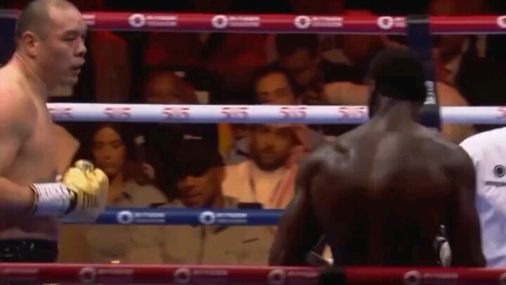 Reaksi para hadirin di bawah ring saat Zhang Zhilei mengalahkan Wilder benar‑benar mengejutkan, seme