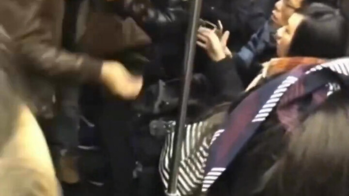 Foreign woman verbally abuses Chinese people on the subway