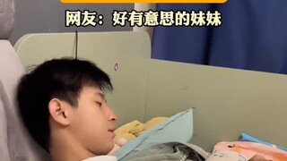 "I am happy that my brother looks like this" The brother went to the room to play with his sister, a