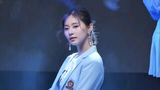 แค่รวบผมของเธอขึ้น ก็สามารถทำให้ทุกคนตื่นตาตื่นใจได้แล้ว
